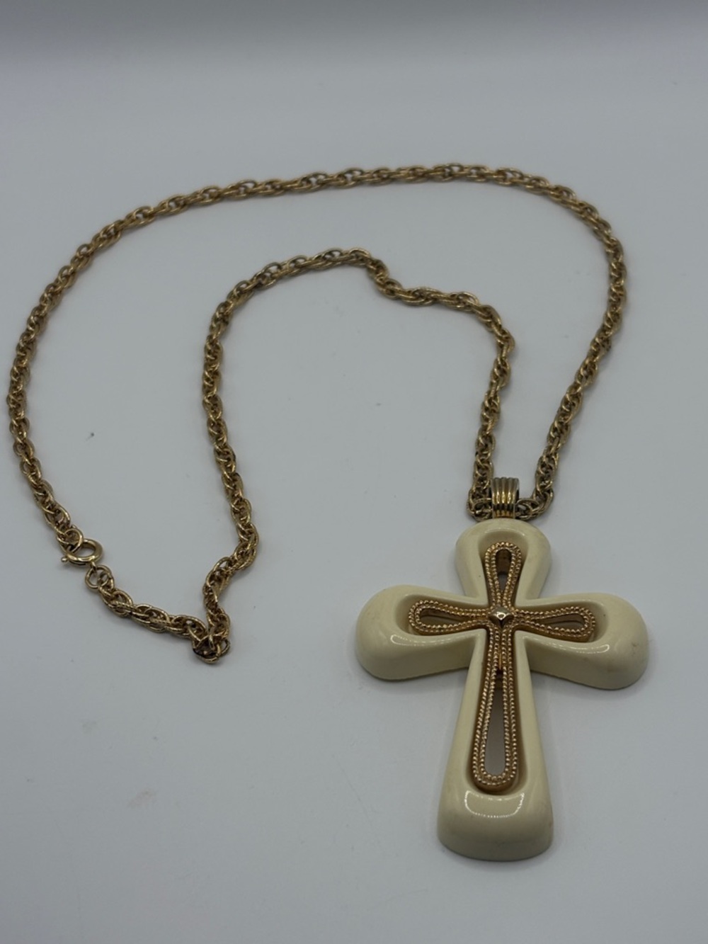 Vintage 1975 Sarah Coventry Gold-Tone Chain with Cream Cross Pendant - Picture 2 of 6